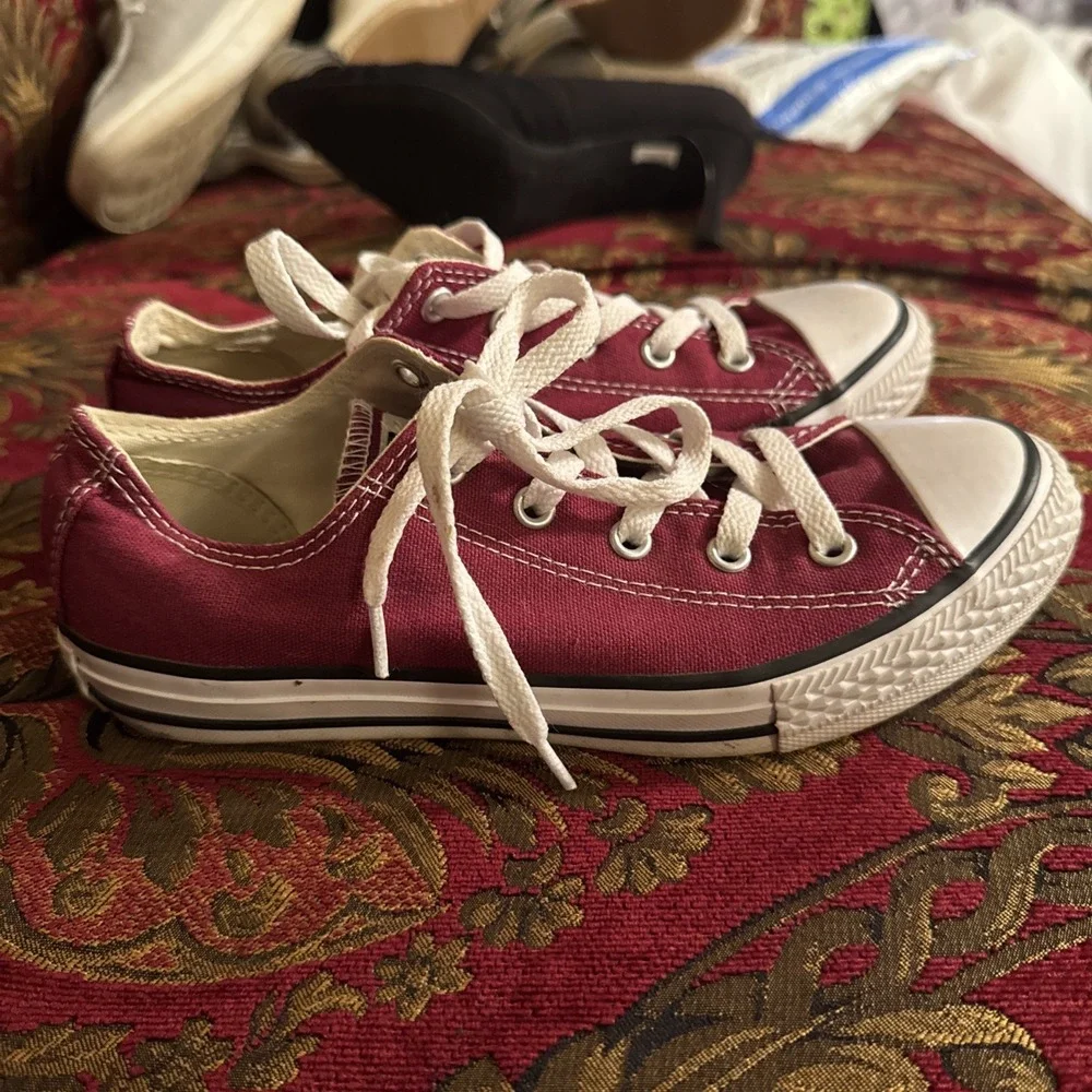 chuck taylor converse low top Girls Youth Size 3 Burgundy